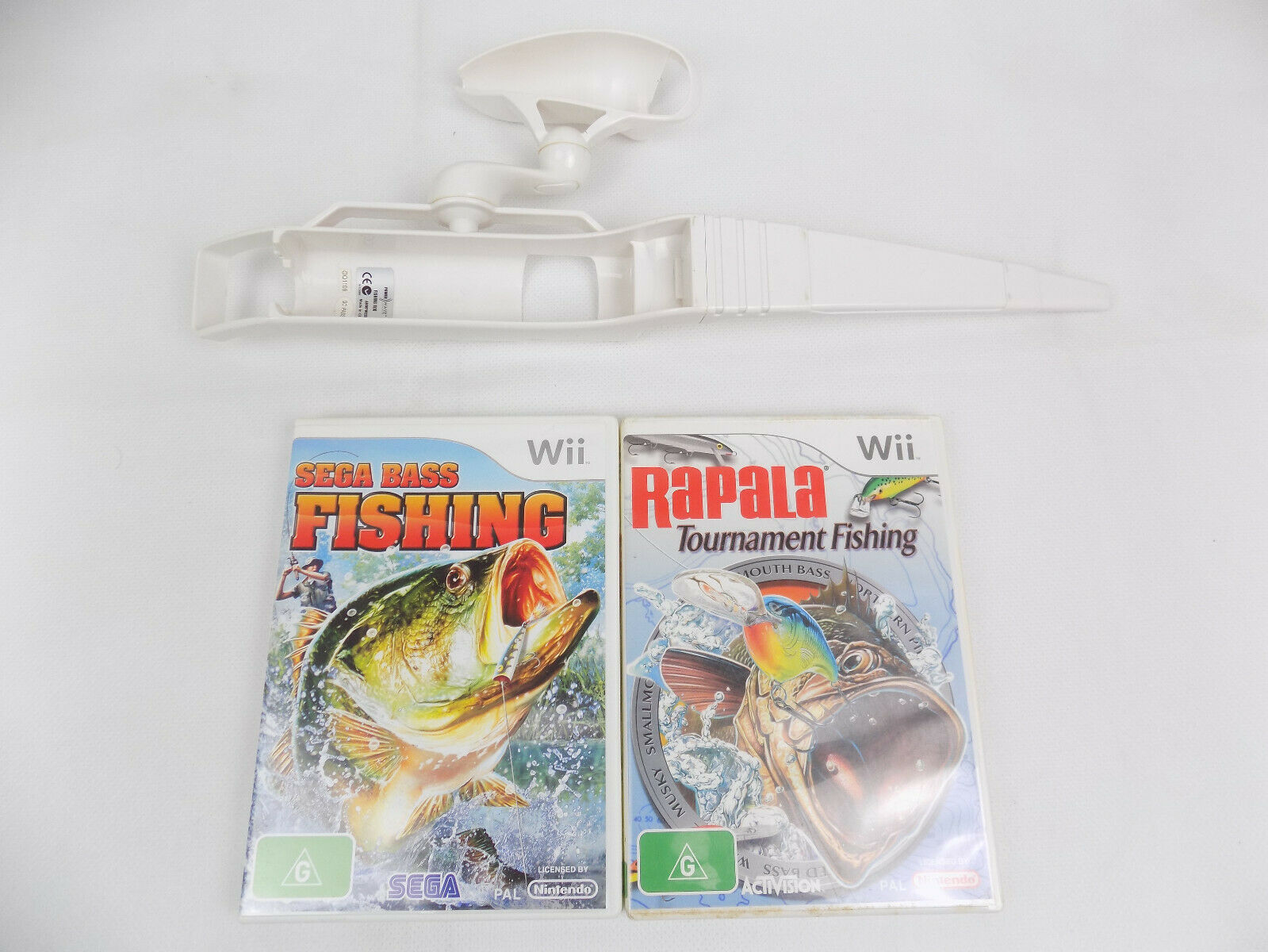 Nintendo Wii - Sega Bass Fishing + Rapala Tournament Fishing + Fishing Rod