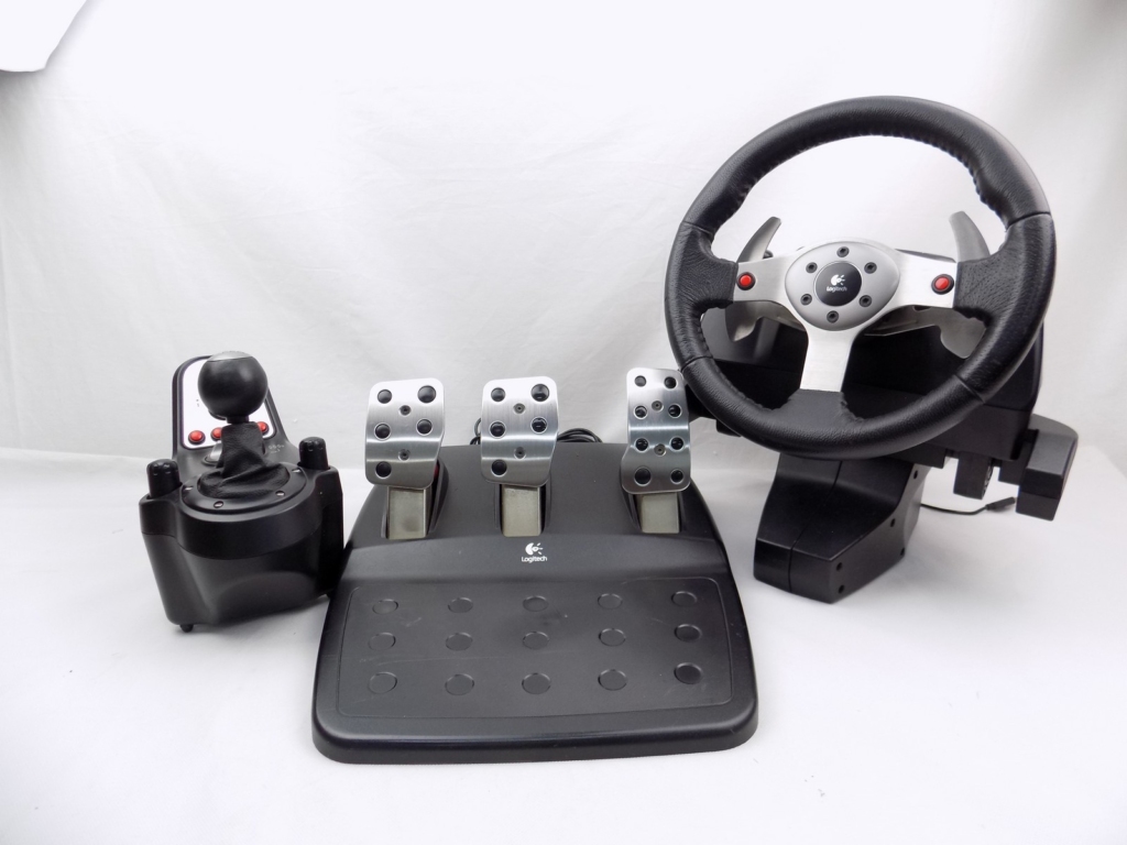 Logitech G25 Racing Wheel im Test: Edel-Rennsport für PC und PS2